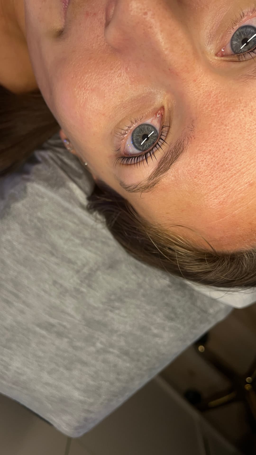 Korejski lash lift na modrih očeh